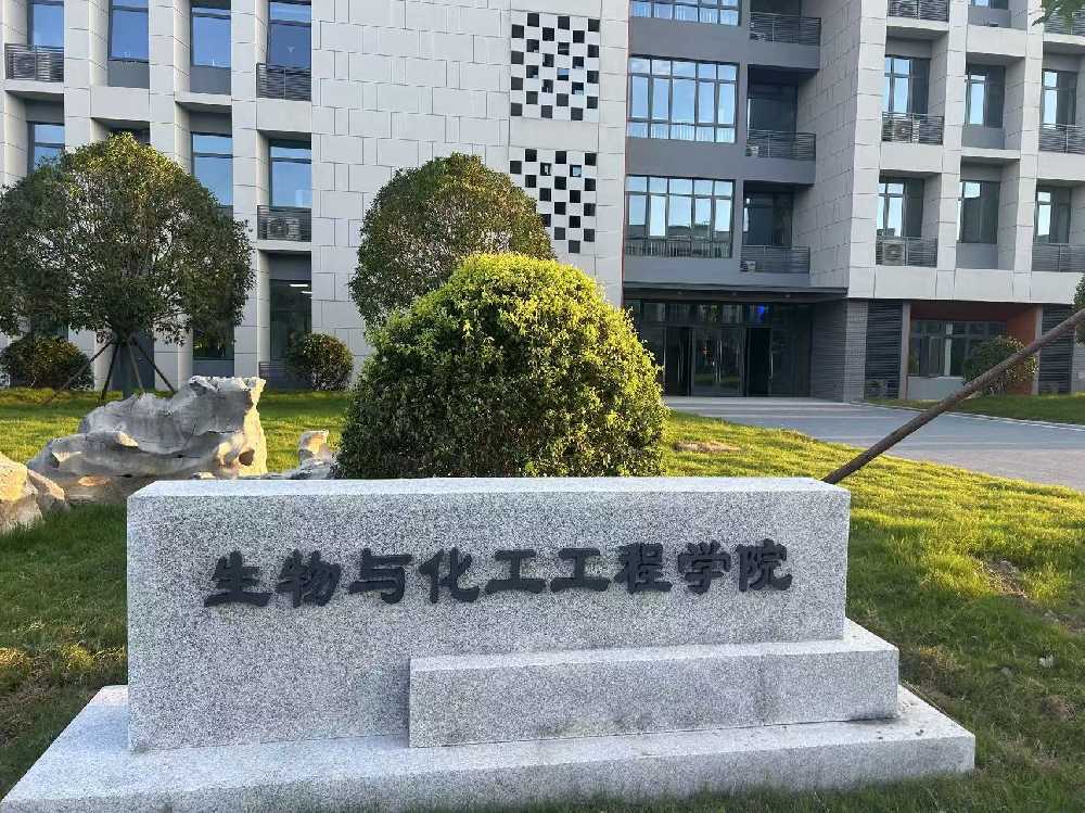 拉萨市扬州职业大学体育场高杆灯项目